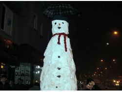 Hakkari'de Esnaf Dört Metre Boyunda Kardan Adam Yaptı