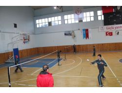 Bayburt Polisi Öğrencilere Badminton Oynamayı Öğretiyor