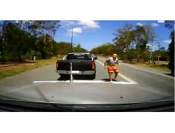 Avustralya’daki İnanılmaz Yol Verme Kavgası Kamerada