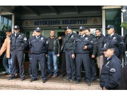 Dükkanları Yağmur Suları Altında Kalan Esnaf Belediyeyi Bastı