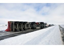 Buzlanan Yolda Kamyon Devrildi: 1 Yaralı