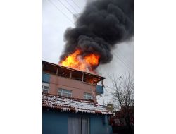 3 Katlı Binanın Çatısı Alev Alev Yandı