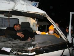 Park Halindeki Kamyona Arkadan Çarpan Kamyonetteki 3 Kişi Yaralandı