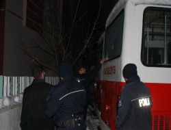 Belediye Otobüslerini Taşladılar..