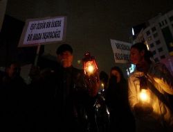 DTP'nin Kapatılmasını Mum ve Fenerlerle Protesto Ettiler!