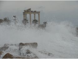 "Apollon Tapınağı'nda Dökülmeler Başladı"