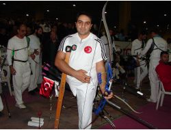 Tek Bacağına Dayanarak Ok Attı