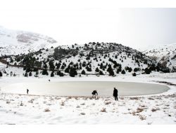 Buz Tutan Ardıçlı Gölü Kışın Ayrı Bir Güzelliğe Büründü