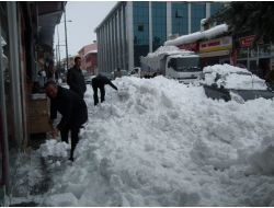 Sarıkamış'ta Araçlar Kar Altında Kaldı