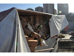 Çay Yüklü Tır Devrildi Tonlarca Çay Yola Saçıldı