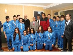 Paü Yüzme Takımı Yılı 17 Madalyayla Kapattı