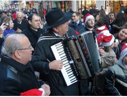 Rum Öğrenciler, Yılbaşını İstiklal Caddesi'nde Kutladı