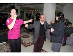 Öğrenciler Huzurevinde Düzenledikleri Eğlencede Yaşlılarla Birlikte Eğlendi