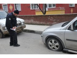 Çorum'da Alkollü Gençler 120 Aracın Lastiğini Kesti