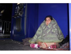 Çocuklarının Evden Attığı Yaşlı Kadın Sokakta Yaşıyor