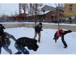 Ağrı'da Kara En Çok Çocuklar Sevindi