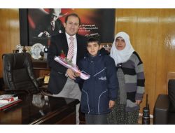 Ev Ziyareti Yapan Kaymakam Pehlivan'a Çiçek Verildi