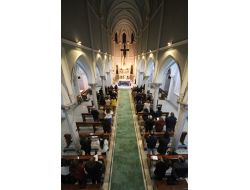 Karşıyaka Belediyesi Noel İçin Kiliseyi Işıklandırdı