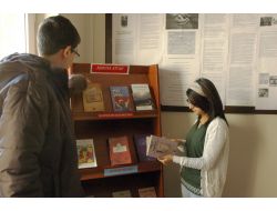 Okulda Öğrencilere 'Askıda Kitap'