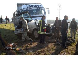 Siverek'te Kamyon Otomobili Şarampole Yuvarladı