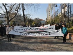 Öğrenciler, Okullarının Yıkılmaması İçin Yol Kapattı