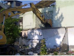 Akdeniz Belediyesi 2 Metruk Binayı Yıktı