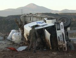 Plastik Hammaddesi Yüklü Kamyon Devrildi: 1 Yaralı