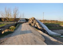 Virajı Alamayan Tır Sulama Kanalına Uçtu