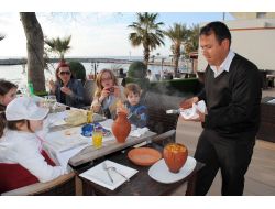 Side'ye Gelen Turistlerin Yılbaşı Yemeği, Hindi Etli Testi Kebabı