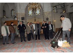 Manisa'da Cami Halılarının Hijyenik Yıkanmasına Başlandı