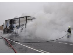 Seyir Halinde Tekeri Patlayan Tır Alev Alev Yandı