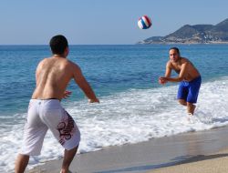 Sıcak Havayı Fırsat Bulan Sahilde Nefes Aldı