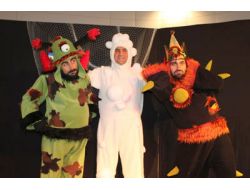 Zambak Çocuk Tiyatrosu Bergama'da Öğrencilerle Buluştu