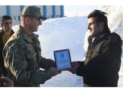 Kars'ta 30 Kamyon Karla Kardan Heykel Sergisi Açıldı