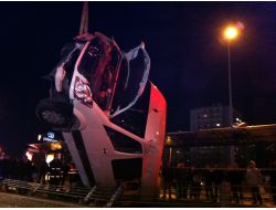 Devrilen Servis Minibüsü Metrobüs Durağına Daldı