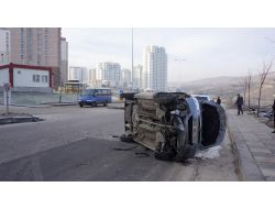Kaldırıma Çarpan Otomobil, Yan Yattı: 1 Yaralı