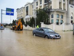 İstanbul'da Etkili Olan Yağmur, Su Baskınlarını Beraberinde Getirdi