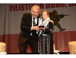 Filistinli Ahed Tamimi ‘hanzala Cesaret Ödülü’nü Aldı