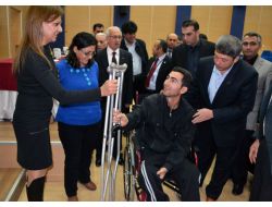 Cumhuriyet Başsavcısı Engellilere Tekerlekli Sandalye Dağıttı