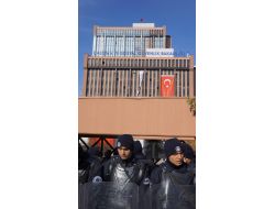 Asgari Ücreti Protesto Eden Grup, Bakanlık Binasında Pankart Açtı