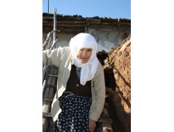 80 Yaşındaki Yaşlı Kadın Evi Başına Yıkılınca Ortada Kaldı