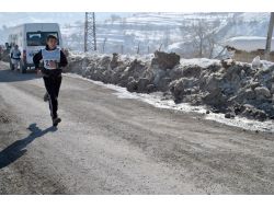 Hakkari'de Dondurucu Soğukta Kros Yarışması