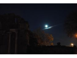 Dolunay Şavkı Side'de Anıtsal Çeşme Sütunlarını Aydınlattı