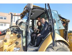 Kepçe Operatörü Kadın Görenleri Şaşırtıyor