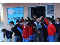 Fedakar Öğretmenler, Öğrencilerini Okula Götürmek İçin Nöbet Tutuyor