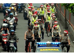 Endonezya'da Trafik Polisi Noel Şapkası İle Çalıştı