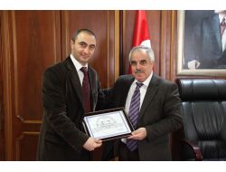 Cuma Namazında İşitme Engellilere Elleriyle Hutbe Anlatıyor