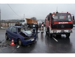 Karşı Yöne Geçen Minibüs Otomobille Çarpıştı: 5 Yaralı