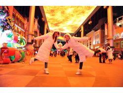 Çinlilerin, 250 Metrelik Lcd Ekranın Altında Akşam Sefası (Özel)