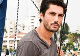 ÜNLÜ OYUNCU BIÇAKLANDI